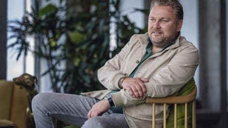 Volkszanger Wesly Bronkhorst is zijn wilde haren kwijt: ’Ik hecht een hoop waarde aan mijn carrière, maar nog meer aan mijn gezin’