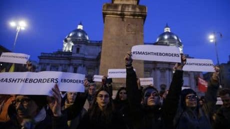 Arriva l'alt ai criminali che lucrano sui migranti