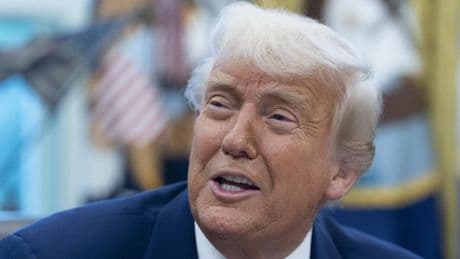 Trump rilancia la guerra commerciale: superdazi su Apple e UE. E l’oro va alle stelle