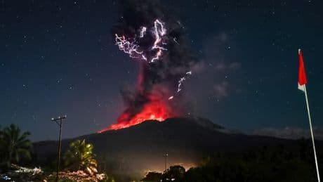Une colonne de cendres en fusion de 10km: les images impressionnantes du volcan Lewotobi Laki-Laki, entré en éruption