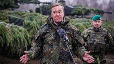 Podcast "Die Lage – International": Tausende neue Panzer für die Bundeswehr – aber wer soll sie lenken?