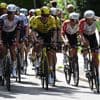 Nervositeit stijgt in peloton, Van Aert toont zich