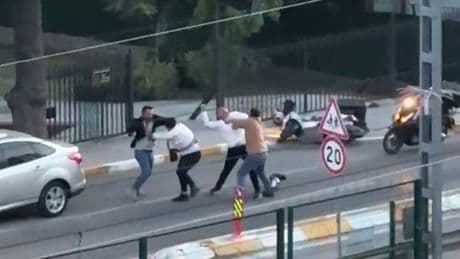 Pendik'te yol kavgası! Yumruklar, kask ve bıçak havada uçuştu