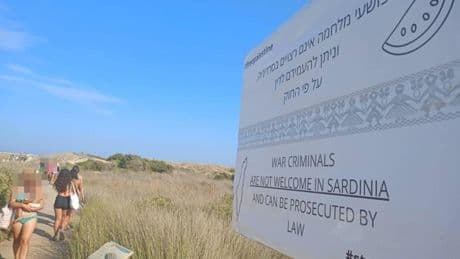 "Non siete i benvenuti". Il cartello antisemita in ebraico sulla spiaggia in Sardegna