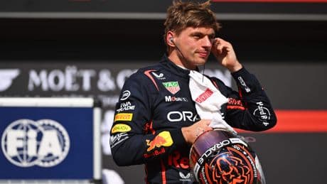 Weggestuurde Red Bull-teambaas Christian Horner steunt Max Verstappen vanuit Engeland