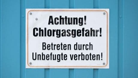 Warnmeldung: Chlorgas tritt in Schwimmbad aus - Großeinsatz