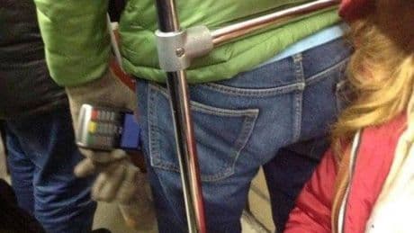 Così i truffatori usano i Pos portatili per svuotare le carte contactless