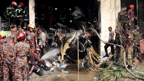 Un caza cae sobre una escuela en Bangladesh: 19 muertos y al menos 100 heridos