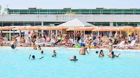 Bimba di 8 anni annega in piscina di parco acquatico a Rende: forse colta da malore mentre giocava