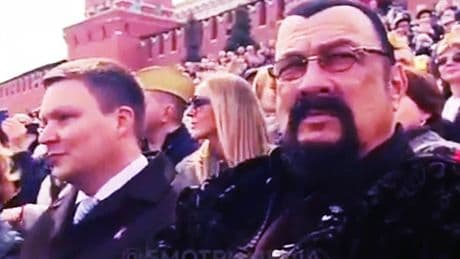 Beelden: Poetin-bewonderaar Steven Seagal is van de partij in Moskou
