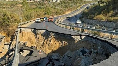 Kara yolu bir anda çöktü! Söke-Kuşadası yolu ulaşıma kapatıldı