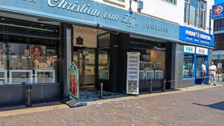 Klanten overmeesteren dief bij overval op juwelier in Zaandam, nog twee verdachten op de vlucht