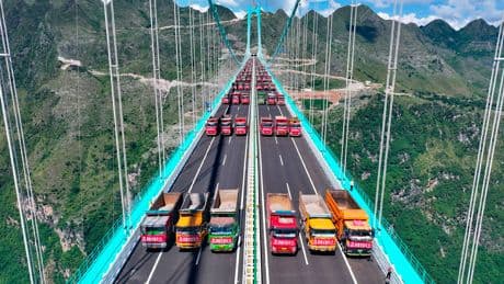 625 Meter über dem Abgrund - Höchste Brücke der Welt besteht Belastungstest