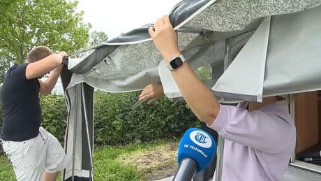 Stelletje stuntelt op natte camping: ’Net nieuw gekocht!’