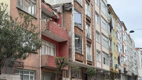 Esenler'de çatısı zarar gören 3 katlı bina tedbiren boşaltıldı