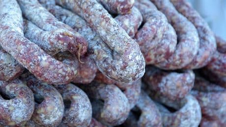 Comment repérer un faux saucisson artisanal sur les marchés?