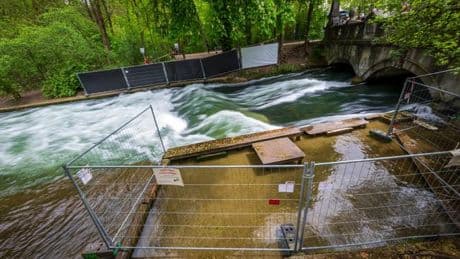 Freizeitsport: Tödlicher Surf-Unfall - Ursachensuche am Grund des Eisbachs