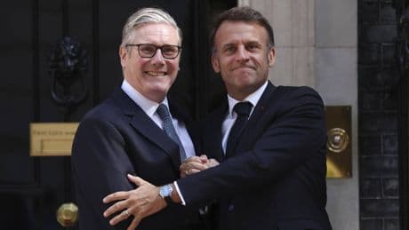 Patto sui respingimenti dei migranti e armi atomiche: cosa c'è dietro l'intesa tra Macron e Starmer
