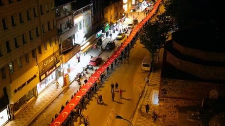 Afyonkarahisar'da 1000 metrelik Türk bayrağıyla "Gençlik Yürüyüşü"