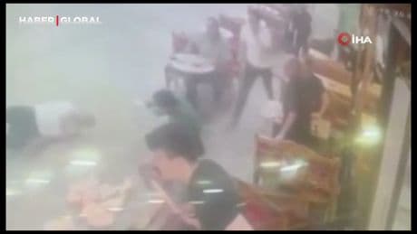 Gaziosmanpaşa’da motosiklet yemek yiyenlerin arasına daldı