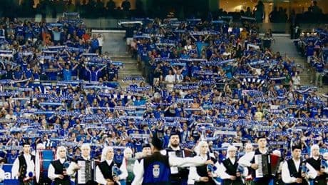 Detenido un aficionado del Oviedo por emitir y escenificar gestos racistas imitando a un mono en el partido contra el Real Madrid