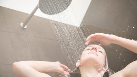 Experten warnen: Was Ihr Körper mit ins Wasser bringt, ist ekliger als gedacht