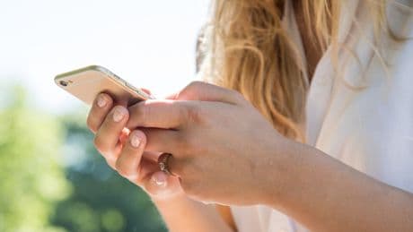 Unterschätzte Gefahr im Sommer: So vermeiden Sie Hitzeschäden am Smartphone