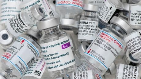 « C’est une très mauvaise décision » : Robert Kennedy Jr stoppe le financement des vaccins à ARN messager aux États-Unis