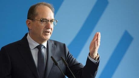 Migrationspolitik: Dobrindt will an Zurückweisung von Asylbewerbern festhalten