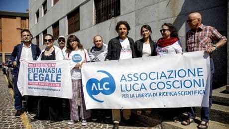Suicidio assistito, nuovi paletti. "No all'iniezione fatta da terzi"