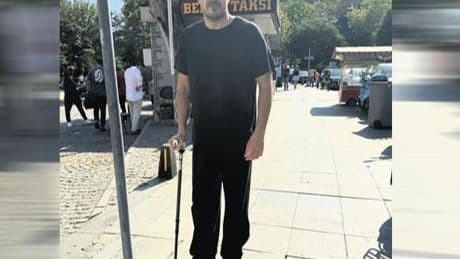 Koltuk değneğiyle yürüdü