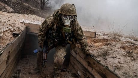 Verbotene Waffen im Ukraine-Krieg: Wie Russland an seine Chemiewaffen kommt
