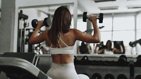 La biología lo confirma: hacer entrenamiento de fuerza ayuda a recuperarse de la anorexia