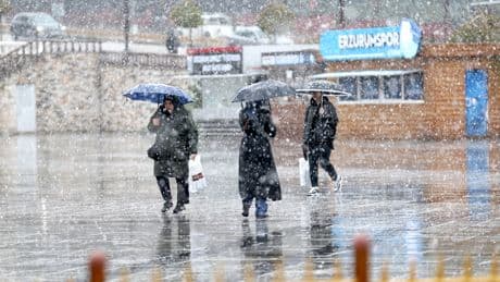 Erzurum'a kar sürprizi: Mayıs ayında lapa lapa yağdı