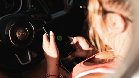 Mag je een telefoon gebruiken in de file?