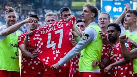 Emotionaler Trikot-Jubel - Mainzer machen Jungstar Mut