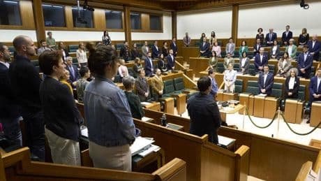 Las víctimas piden al Parlamento vasco sanciones para las ofensas por terrorismo