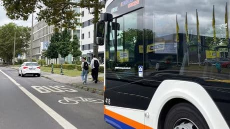 Busse werden zu Kontrolleuren: Jetzt nehmen sie Falschparker ins Visier