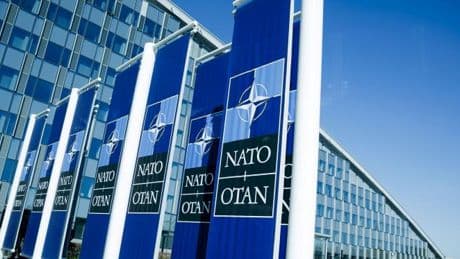 Verdacht auf Bestechung und Geldwäsche – Behörden ermitteln gegen Nato-Mitarbeiter