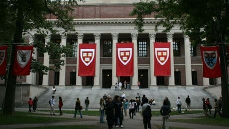 Trump contro Harvard, cosa è successo? Le accuse di antisemitismo, i 6.800 studenti stranieri e il rettore star (ebreo) che si oppone al governo