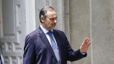 Ábalos se querella por la auditoría encargada por Puente por los contratos de mascarillas en Transportes