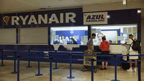 La huelga del personal de tierra de Ryanair comienza con escaso impacto y acusaciones de UGT