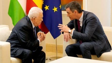 Sánchez refuerza su perfil en el mundo árabe con la bandera Palestina un año después del reconocimiento como Estado