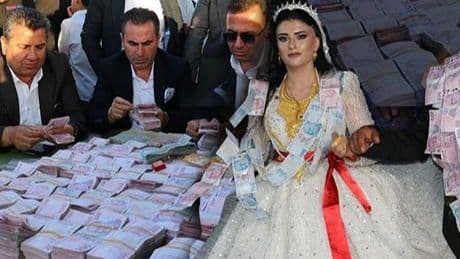 Gelini altına damadı paraya boğdular! Düğün 2 gün sürdü, 1 ton et tüketildi