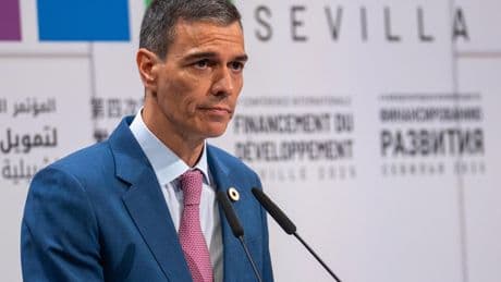 Pedro Sánchez llega entre gritos de "perro" y "fuera" a la cena en el Palacio de Las Dueñas por la Cumbre de la ONU