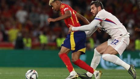 Football : la France sans défense, battue par l’Espagne en demi-finale de la Ligue des nations