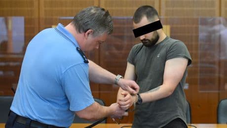 Todeskugel aus der Dienstwaffe - Polizist erschießt Freundin (23) in der Küche