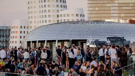 Netzwerken und Party machen: Feiernd in den Feierabend – diese Afterwork-Events locken in Düsseldorf