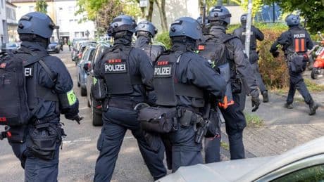 Messerangriff auf Lehrerin an Berufskolleg - Schüler flieht