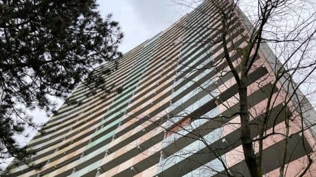 Kriegswaffen in Erlanger Hochhaus: Gericht verhängt Haftstrafe gegen bewaffneten „Schamanen“